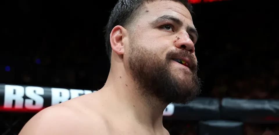 Luchador de MMA en el octágono antes de pelear
