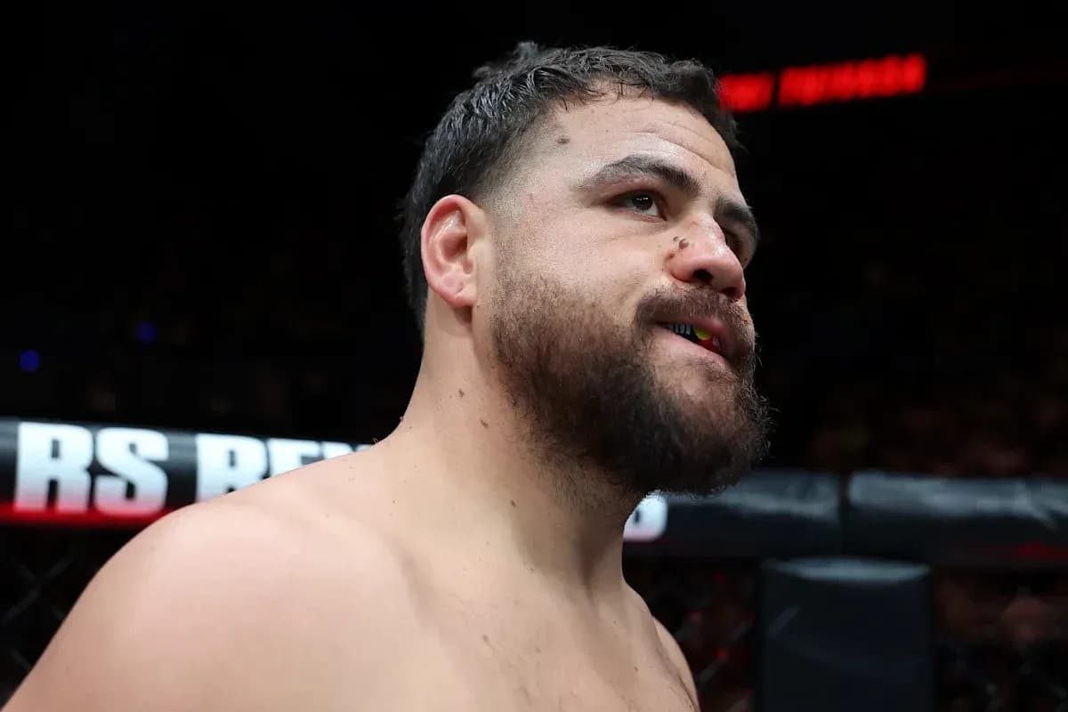 Luchador de MMA en el octágono antes de pelear