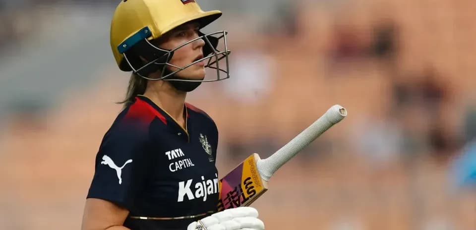 Jugadora de cricket con bate en el campo