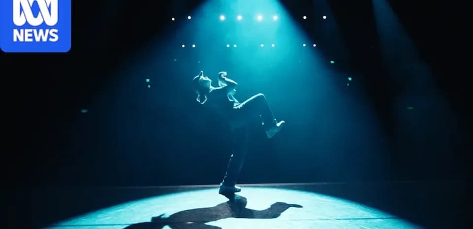 Bailarín actuando en un escenario iluminado