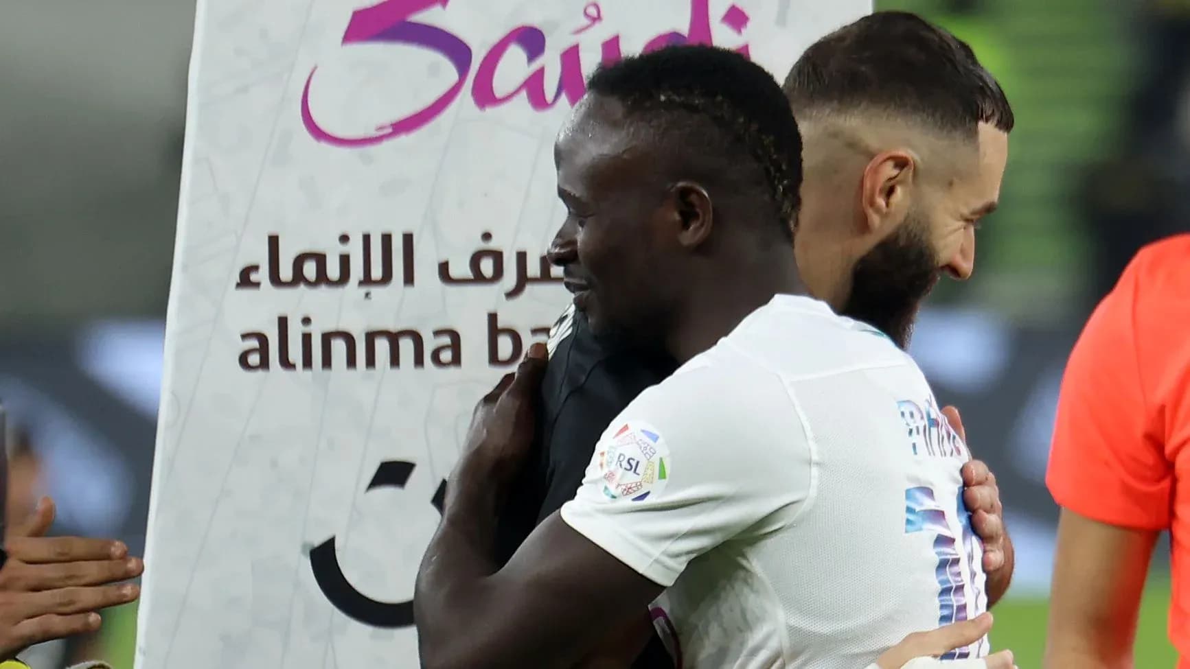Jugadores abrazándose tras un partido de fútbol