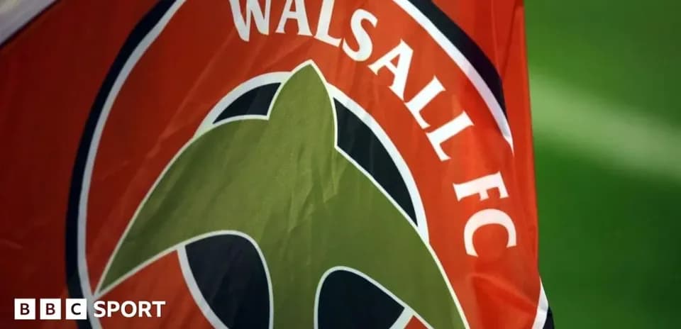 Logo de Walsall FC en una bandera
