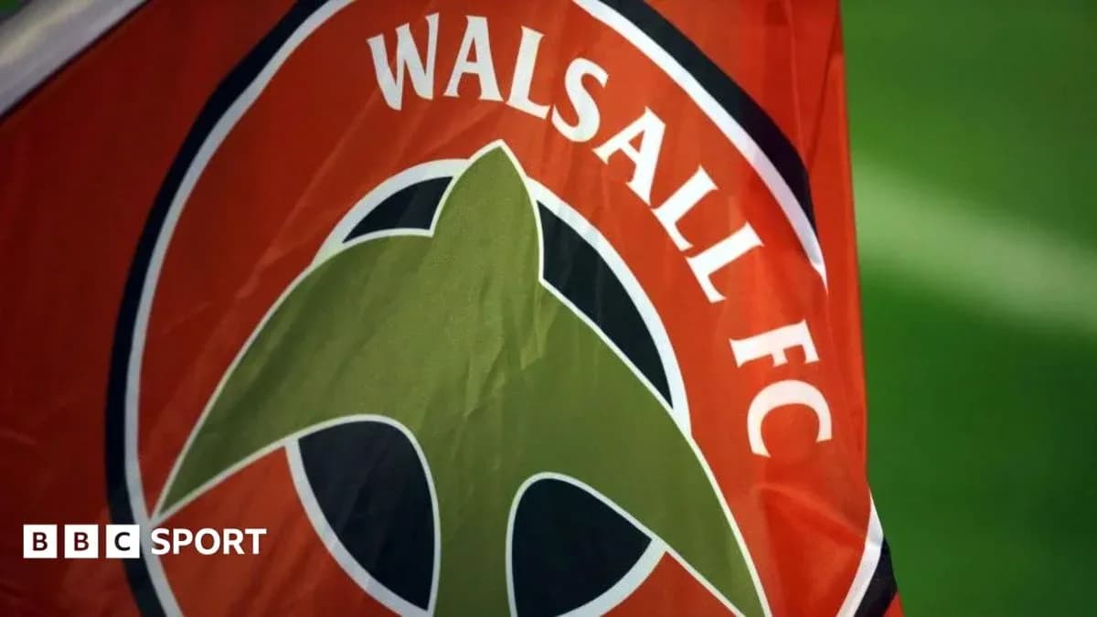Logo de Walsall FC en una bandera