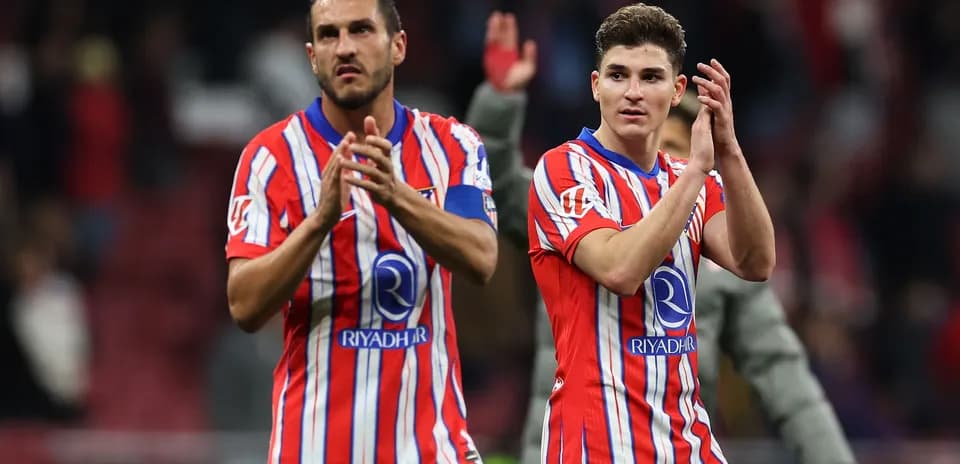 Jugadores de Atlético de Madrid aplaudiendo al público