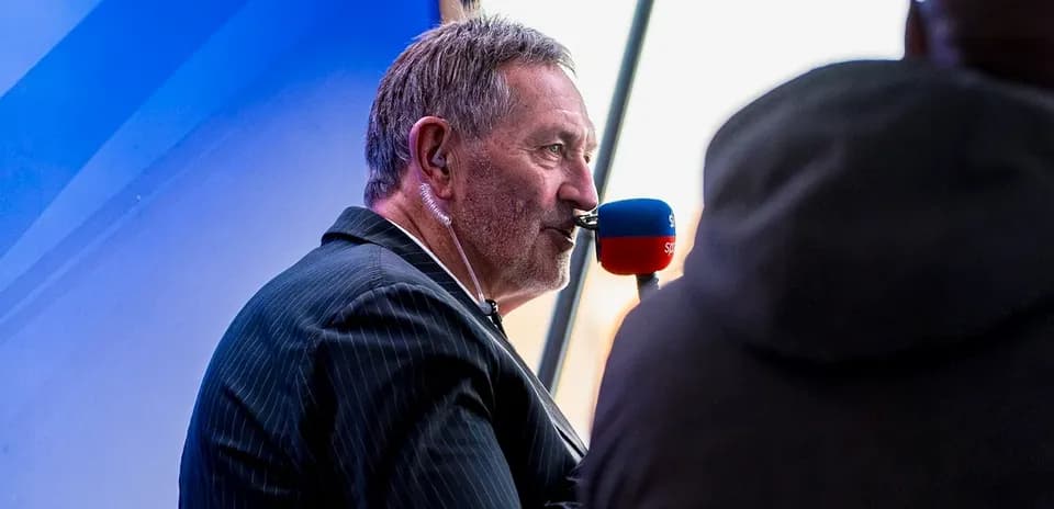 Hombre hablando por micrófono en un evento deportivo