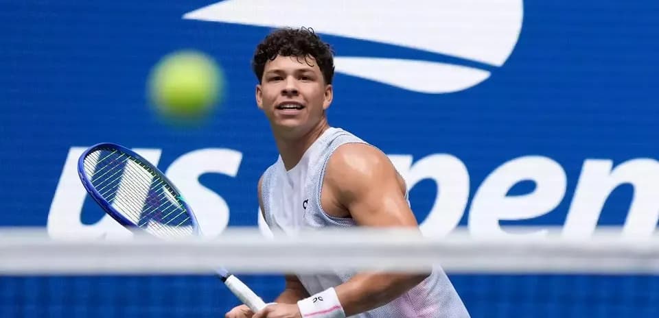 Jugador de tenis preparando un golpe en el US Open