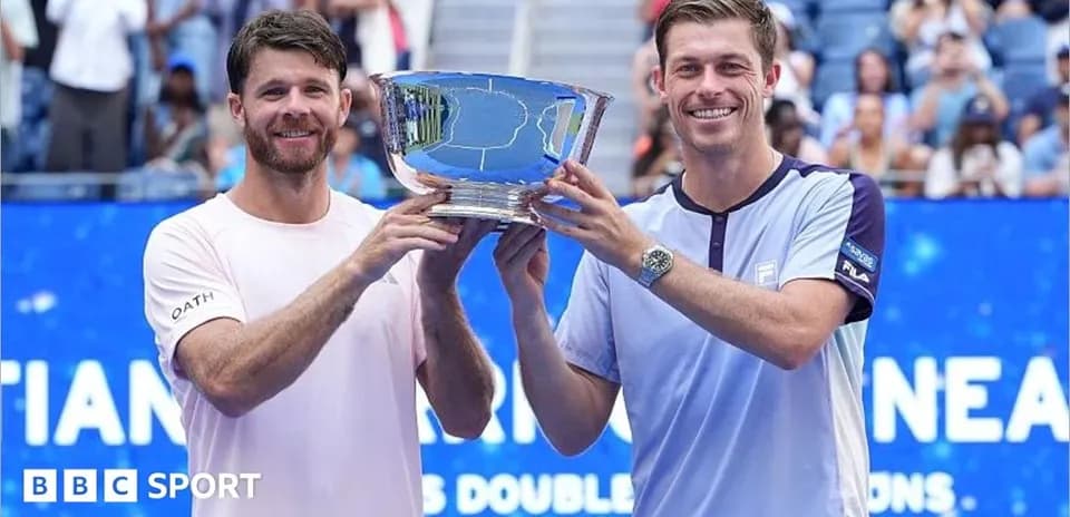 Jugadores sosteniendo trofeo de dobles en celebración