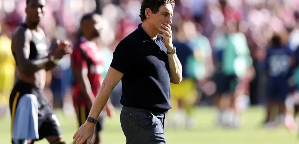 Entrenador caminando por el campo tras el partido