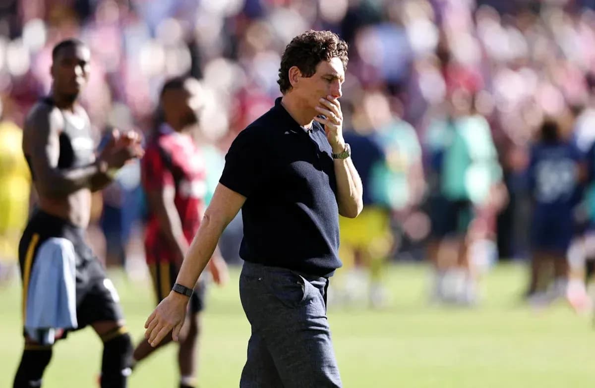 Entrenador caminando por el campo tras el partido