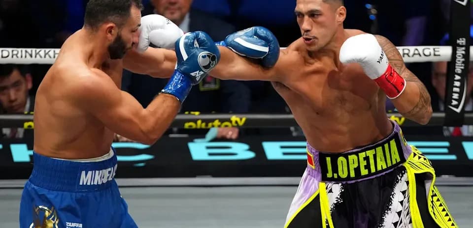Dos boxeadores intercambiando golpes en el ring