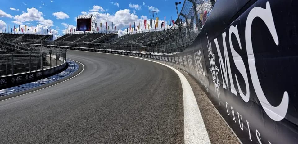Curva de pista de carreras con gradas vacías