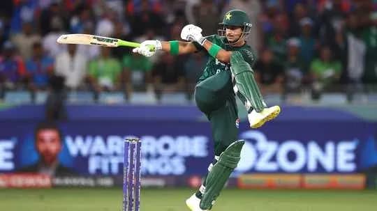 Bateador de Pakistán golpeando la pelota en partido