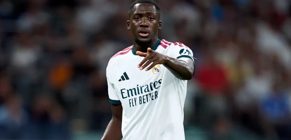 Jugador de Real Madrid señalando durante el partido