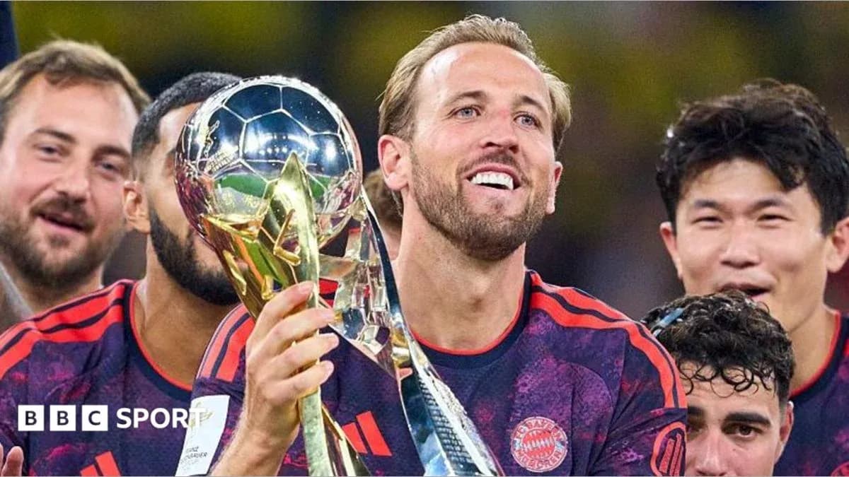 Jugador levantando trofeo con compañeros sonrientes