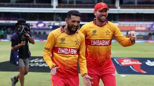 Jugadores de Zimbabue celebrando en el campo de cricket