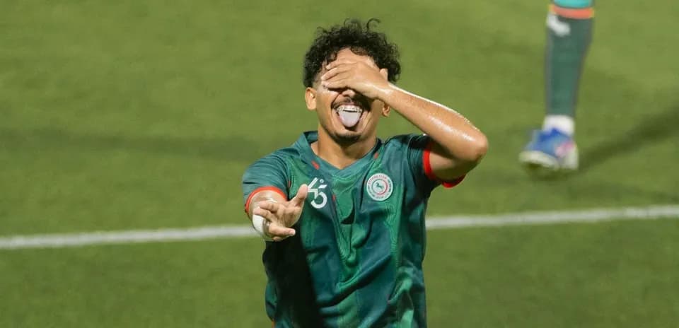Jugador celebrando con la lengua afuera en el campo
