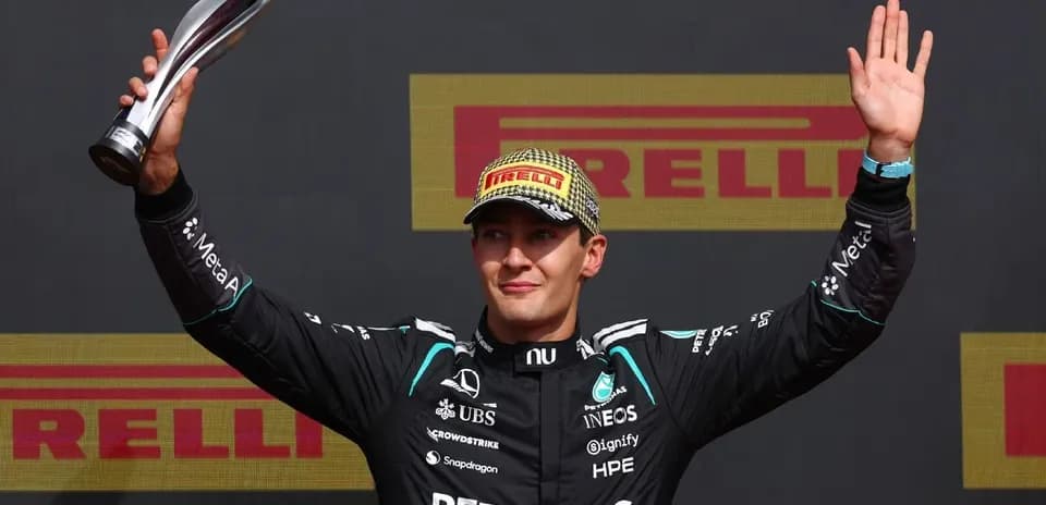 Piloto levantando trofeo en ceremonia de premiación