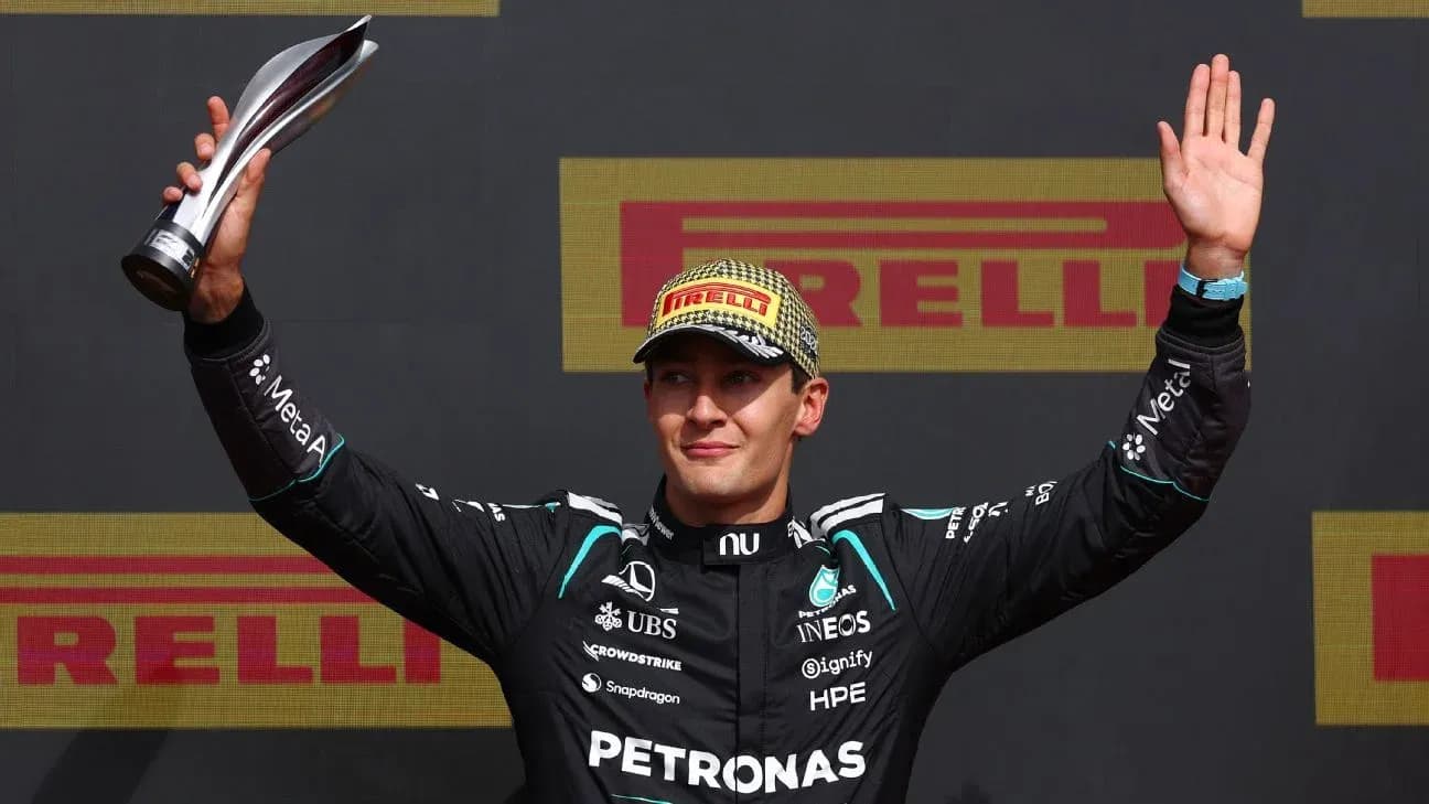 Piloto levantando trofeo en ceremonia de premiación