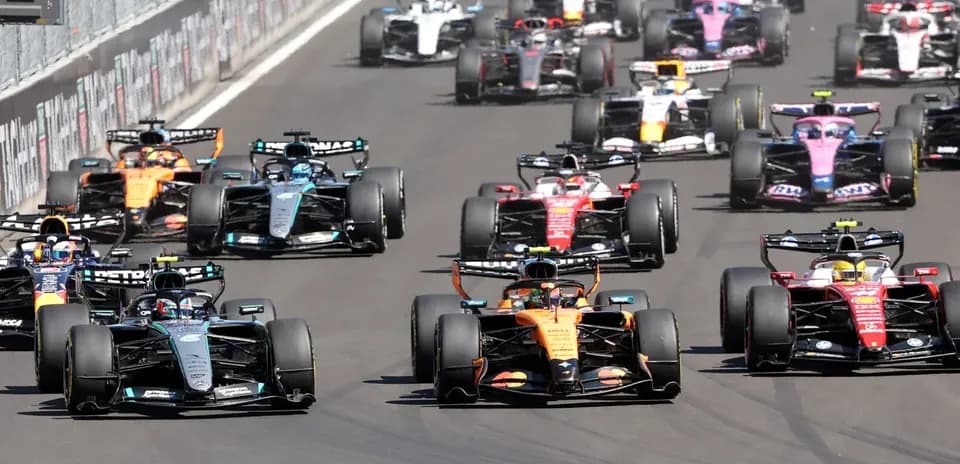 Varios coches de Fórmula 1 compitiendo en la pista