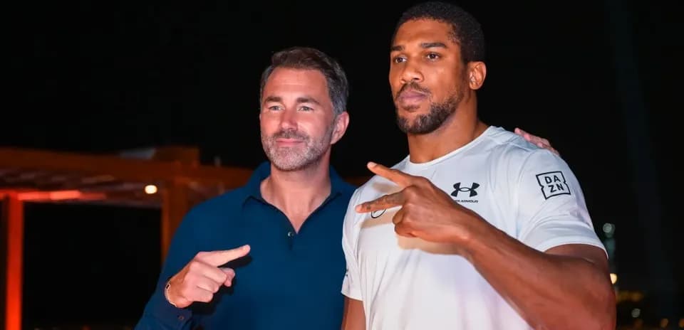 Dos hombres posando juntos en un evento nocturno