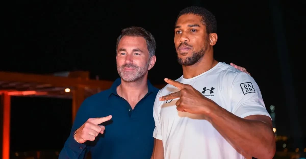 Dos hombres posando juntos en un evento nocturno