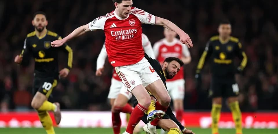 Jugador de Arsenal evitando una falta en el partido