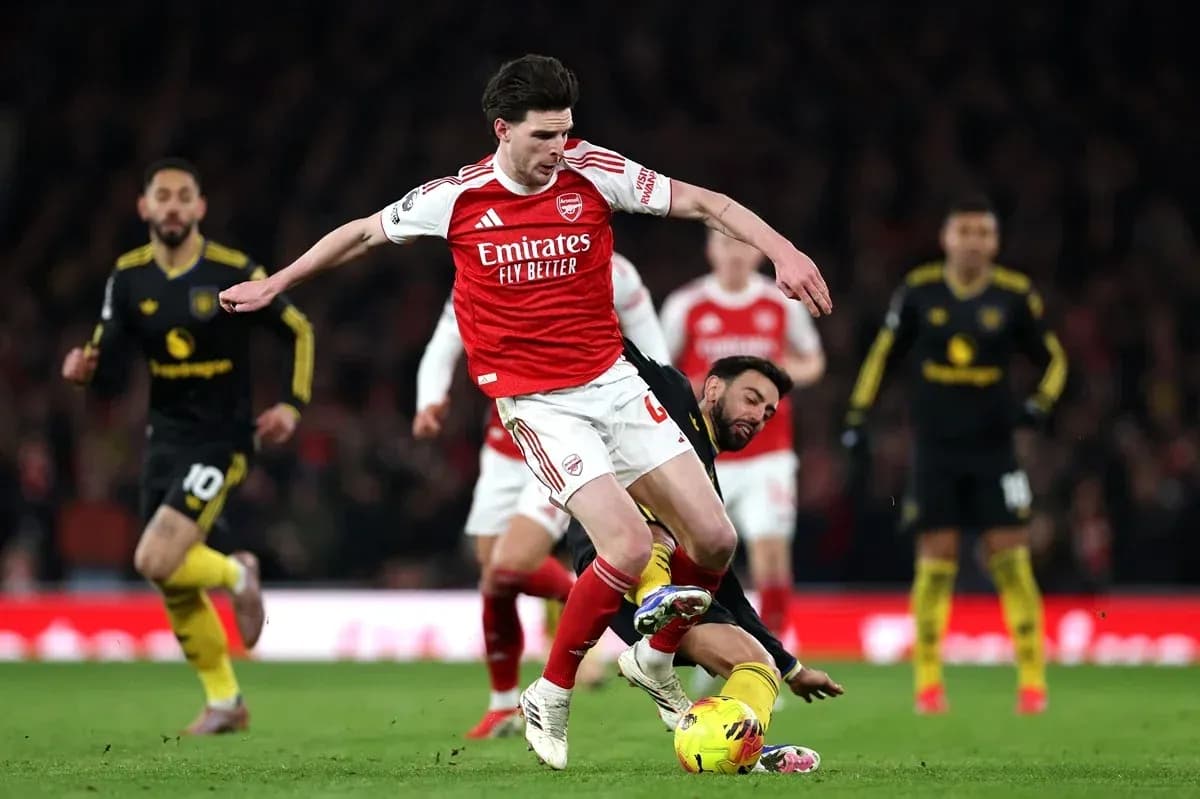 Jugador de Arsenal evitando una falta en el partido