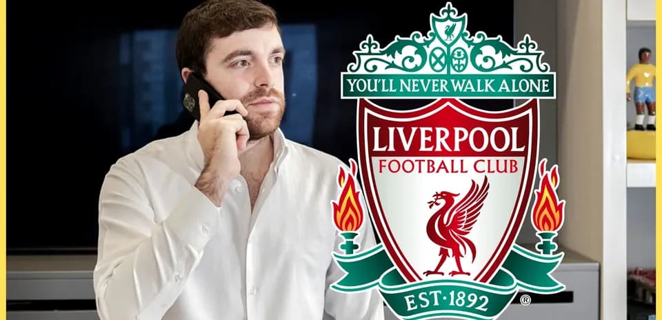 Hombre hablando por teléfono junto al logo de Liverpool