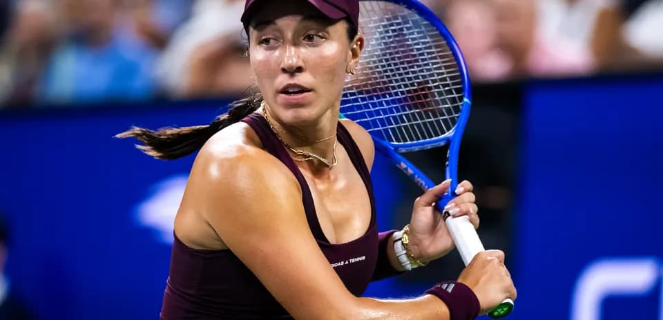 Jugadora de tenis preparándose para un golpe
