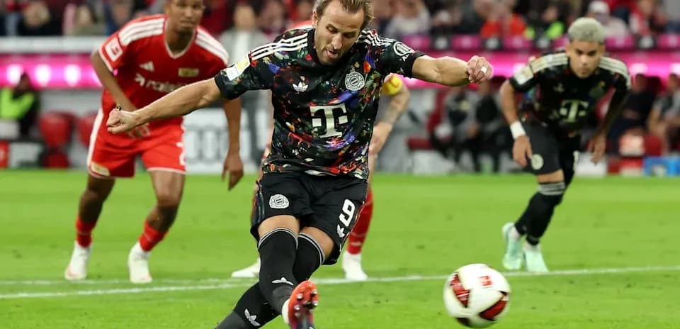 Jugador ejecutando un tiro penal durante el partido