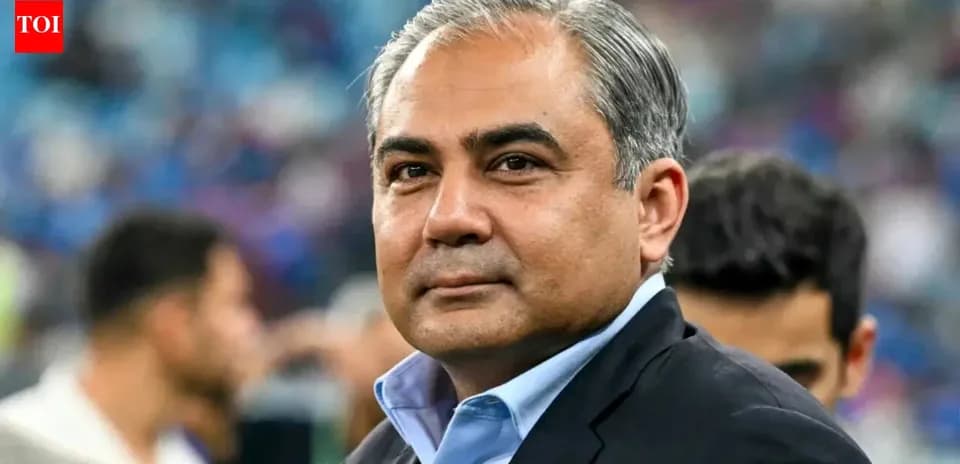 Hombre en traje observando un evento deportivo