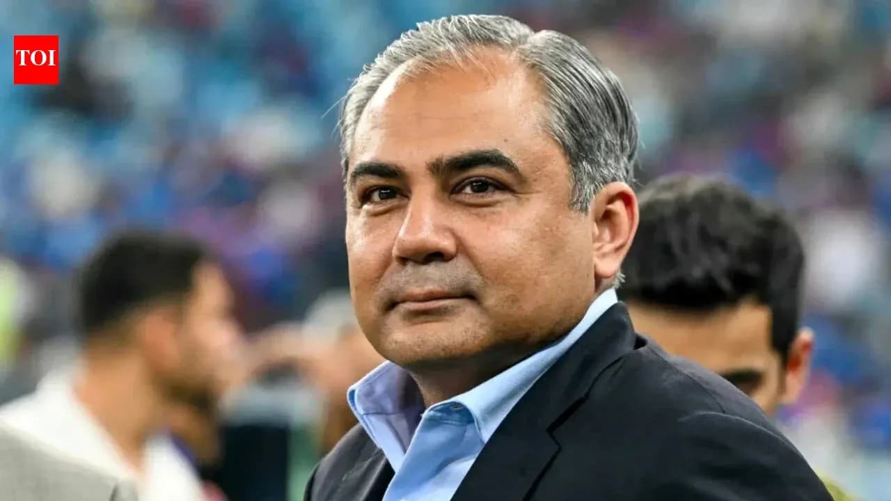 Hombre en traje observando un evento deportivo