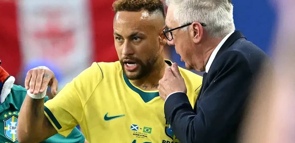 Neymar conversando con el entrenador durante partido