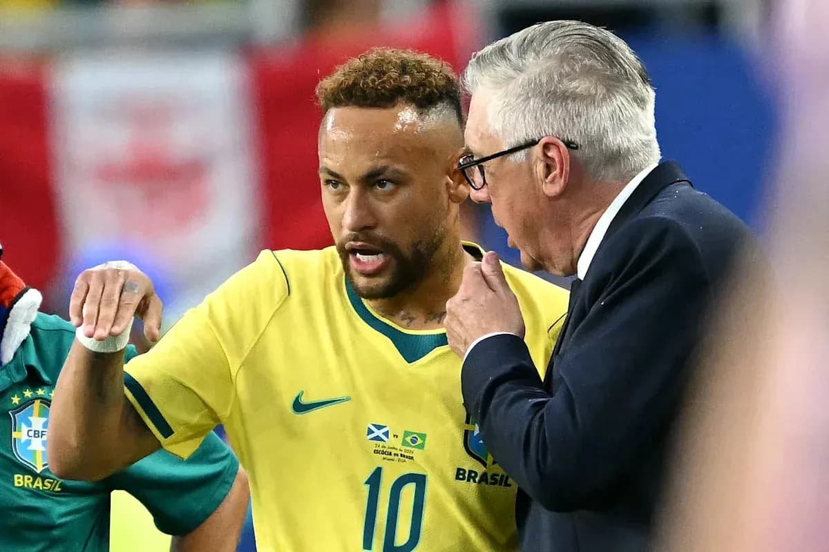 Neymar conversando con el entrenador durante partido