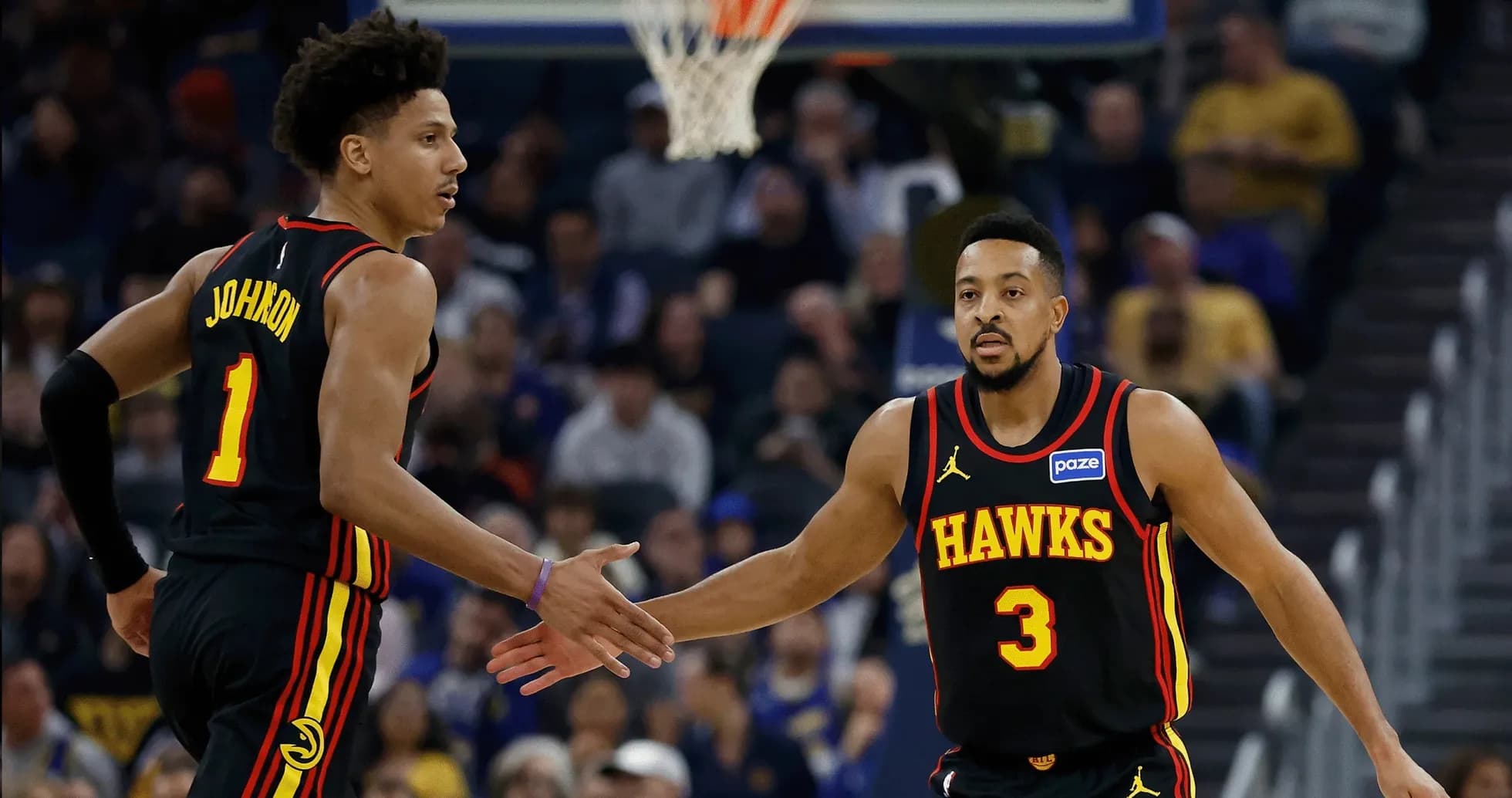Jugadores de los Hawks chocando las manos en el partido