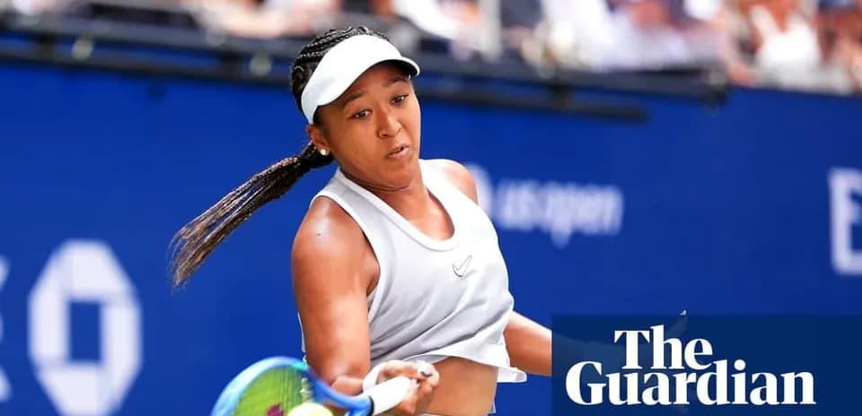 Naomi Osaka golpeando la pelota en un partido de tenis