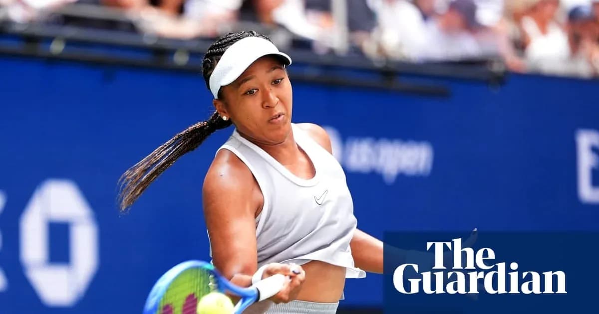 Naomi Osaka golpeando la pelota en un partido de tenis