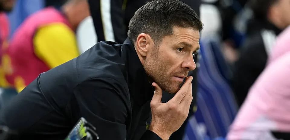 Entrenador observando el partido desde el banquillo