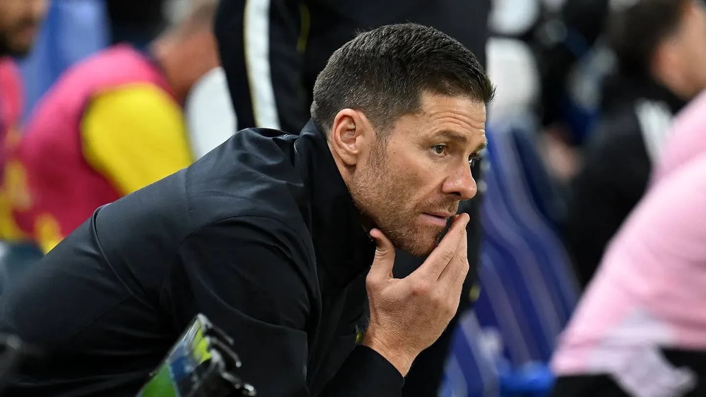 Entrenador observando el partido desde el banquillo