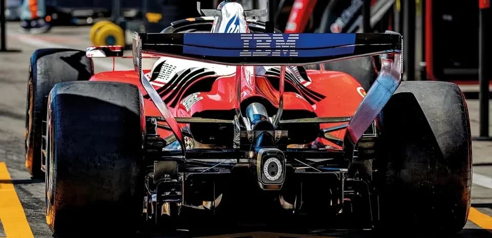 Auto de Fórmula 1 en boxes con neumáticos grandes
