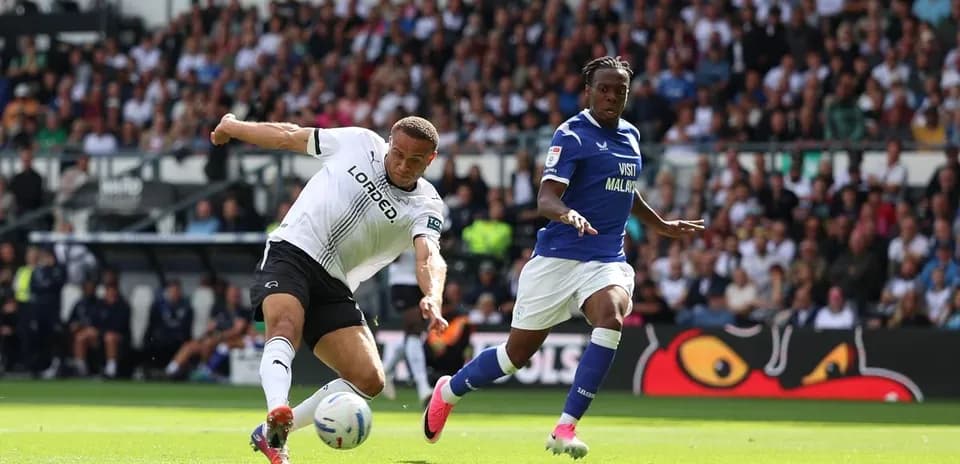 Jugador de Derby County despejando el balón en partido