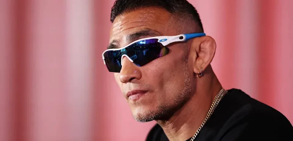 Luchador con gafas oscuras en conferencia de prensa
