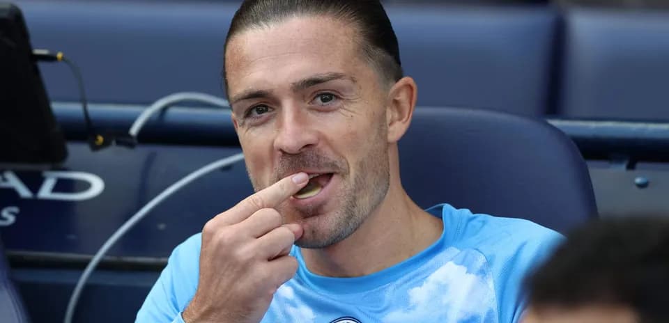 Jugador de Manchester City comiendo en el banquillo