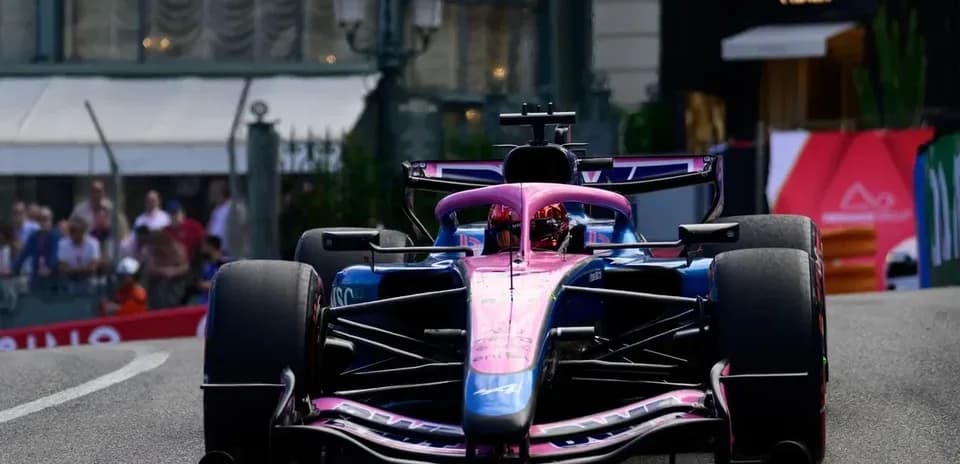 Coche de Fórmula 1 en curva durante carrera