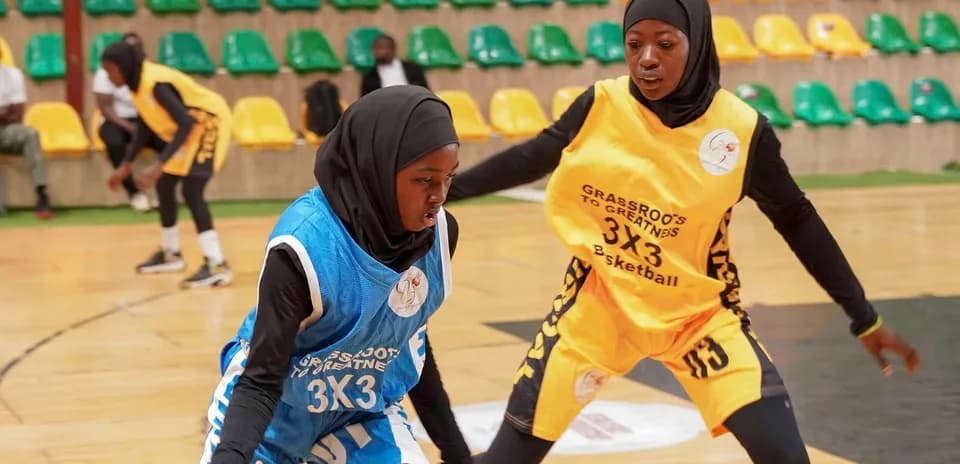 Jugadoras de baloncesto compitiendo en un partido 3x3