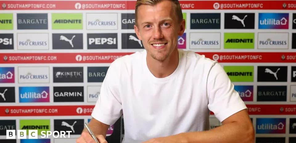 Jugador firmando contrato en la mesa de prensa