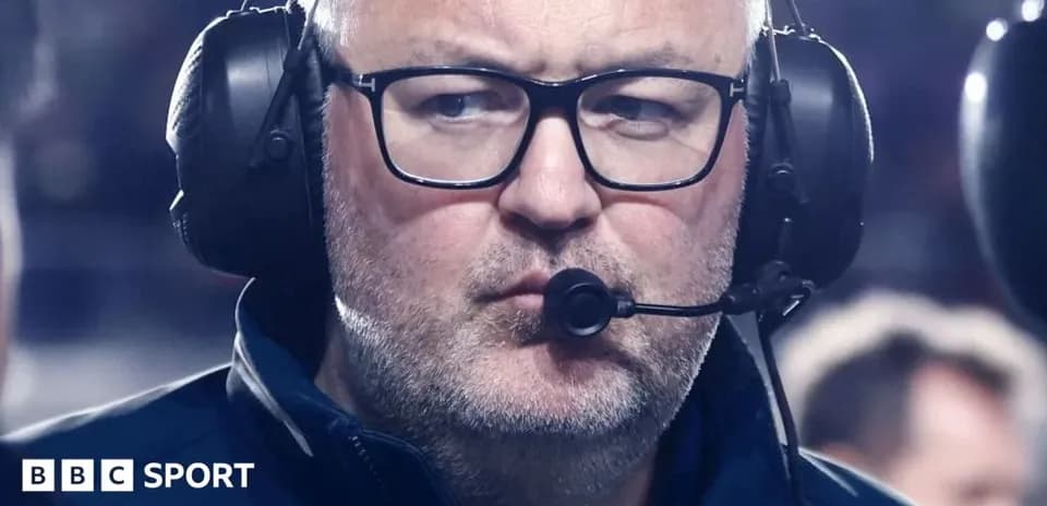 Entrenador con auriculares en el banquillo