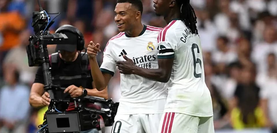 Jugadores de Real Madrid celebrando en el campo