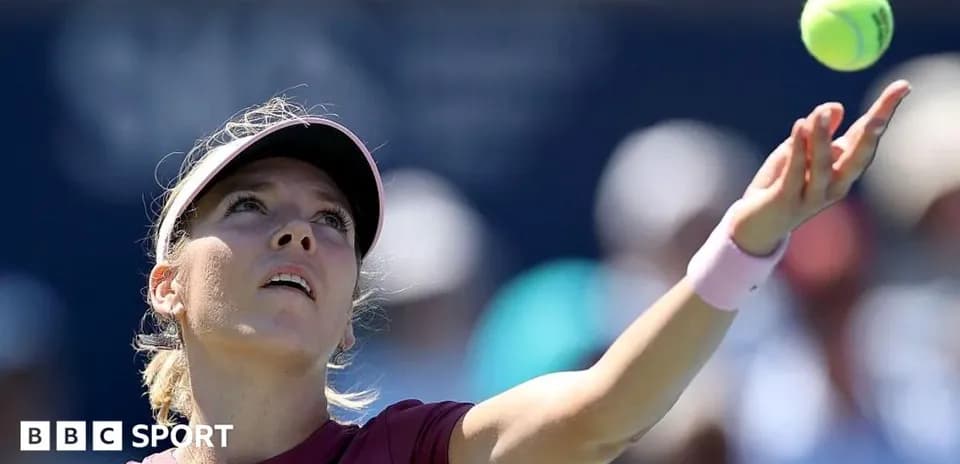 Jugadora de tenis realizando un saque en partido