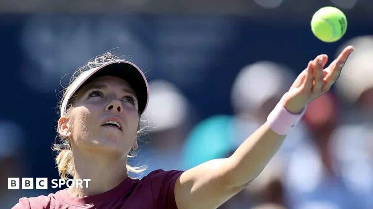 Jugadora de tenis realizando un saque en partido